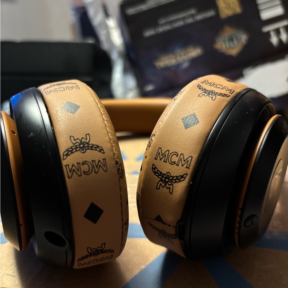 Beats Studio 3 Skyline Edition Headphones W/MCM Tan Over-Ear with Plush Comfort - Picture 6 of 7